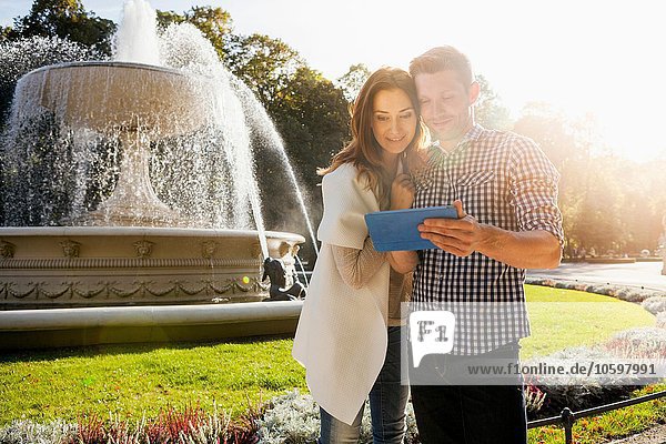 Paar mit digitalem Tablett im Park