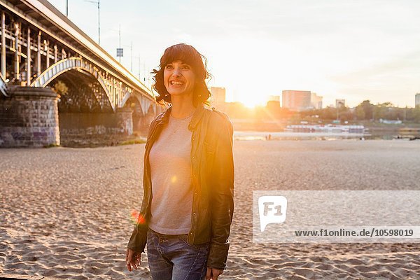 Mittlere erwachsene Frau bei der Brücke  Warschau  Polen