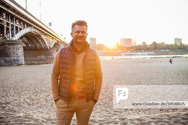 Mittlerer Erwachsener Mann bei Brücke  Warschau  Polen