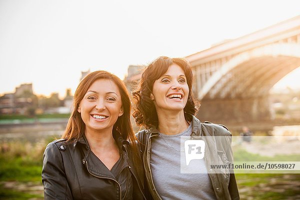 Zwei erwachsene Frauen lächelnd,  Porträt