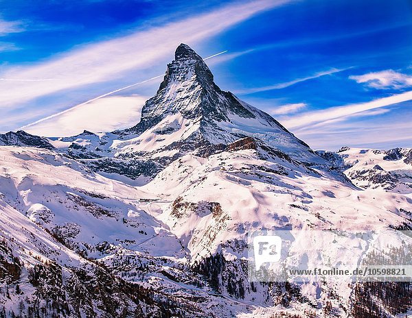 Erhöhte Aussicht auf das schneebedeckte Matterhorn  Zermatt  Schweiz