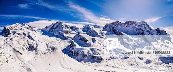 Panoramablick auf verschneite Berge und blauen Himmel  Monte Rosa  Schweiz