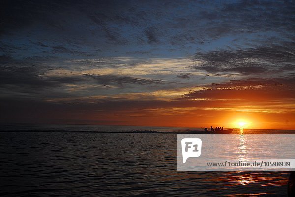 Dramatischer Himmel und Sonnenaufgang über dem Meer im Morgengrauen  Magdalena Bay  Baja California  Mexiko