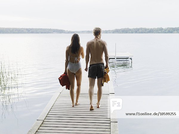 Rückansicht des Paares im Badeanzug  Pier mit Handtüchern  Kopenhagen  Dänemark