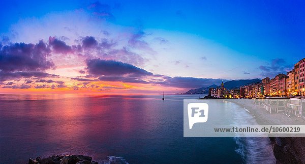 Erhöhte Ansicht der Küste bei Sonnenuntergang  Camogli  Ligurien  Italien