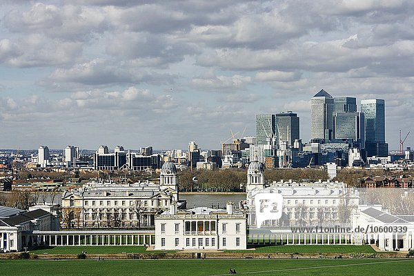 Erhöhte Ansicht der Greenwich University und Canary Wharf  London  UK