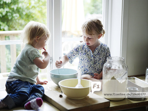 Skandinavien  Schweden  Zwei Mädchen bereiten Essen zu