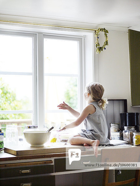Skandinavien  Schweden  Mädchen bereitet Essen in Küche vor