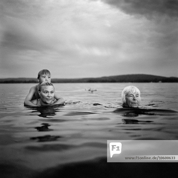 Junge - Person See Großmutter schwimmen Mutter - Mensch