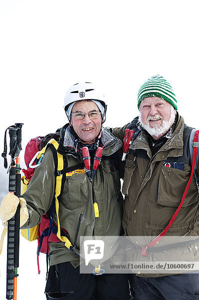 Ältere Männer mit Skistock