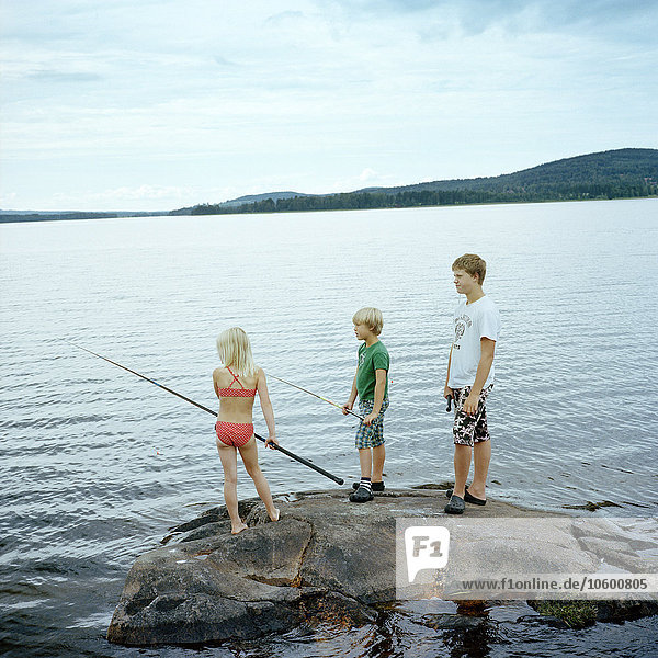 Kinder angeln im See