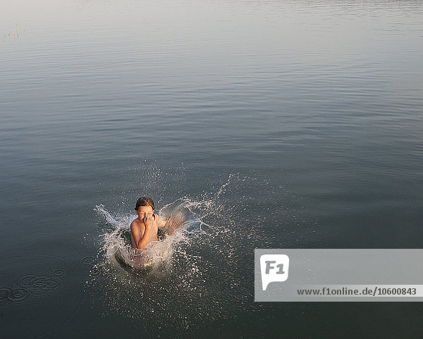 Mädchen springt ins Wasser