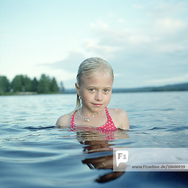 Porträt eines Mädchens im See