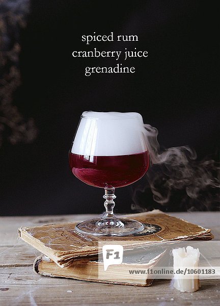 Gewürzrum  Cranberrysaft und Grenadine Cocktail mit Nebeleffekt