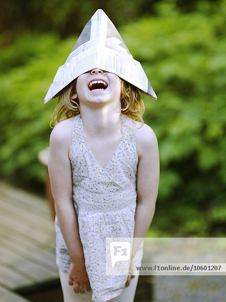 Lachendes Mädchen mit Papierhut