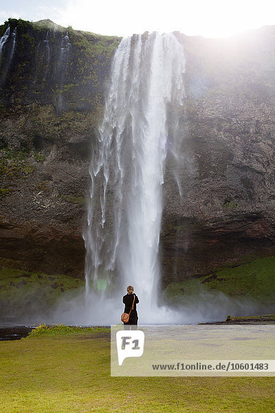 Mädchen fotografiert Wasserfall