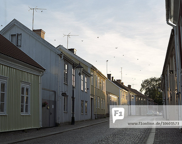 Häuser in einer leeren Straße.