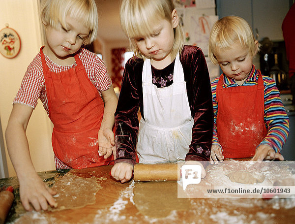 Kinder backen Lebkuchen.