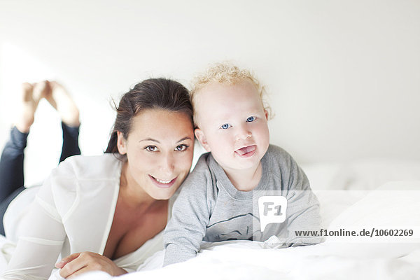 Porträt einer Mutter mit Sohn auf dem Bett