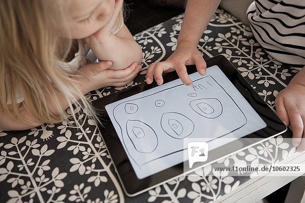 Kinder benutzen ein digitales Tablet
