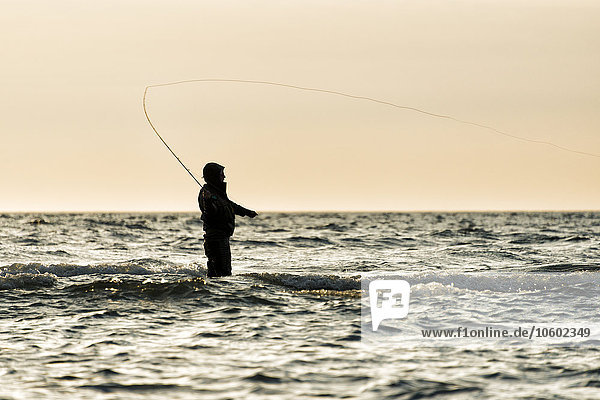 Mann beim Fischen im Meer  Gotland  Schweden
