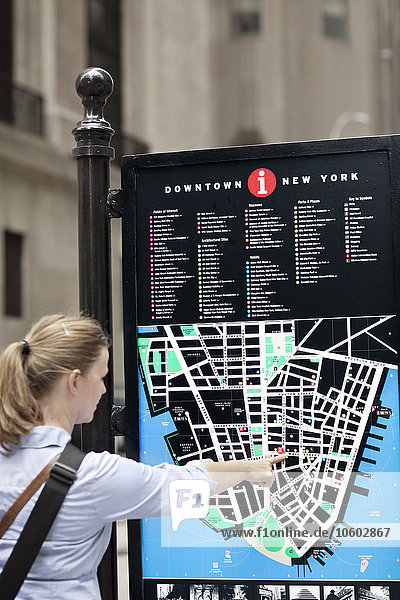 Frau schaut auf Karte  New York City  USA