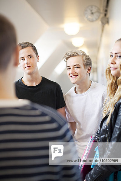 Gruppe von Teenagern auf dem Korridor