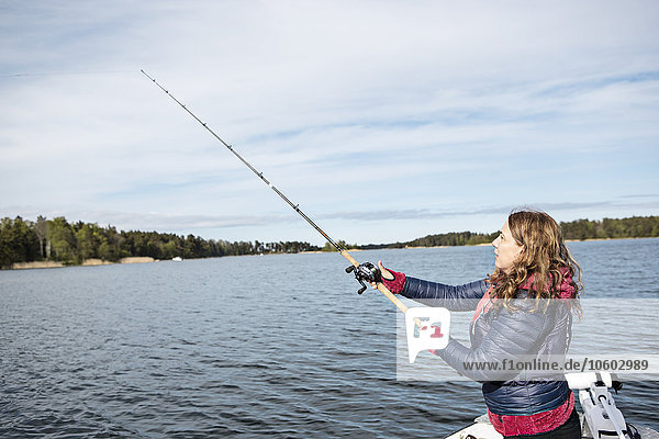 Junge Frau beim Fischen
