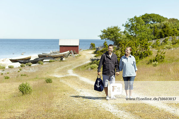 Ehepaar spaziert an der Küste