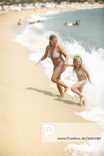 Mutter mit Tochter am Strand
