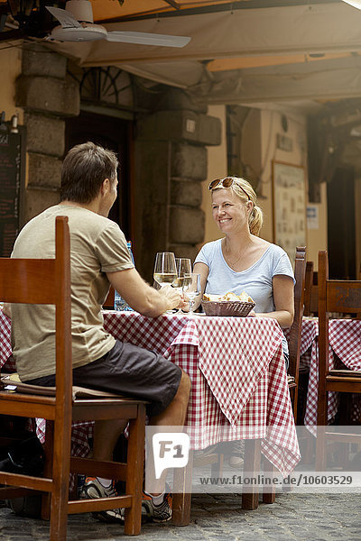 Ehepaar beim Essen im Restaurant