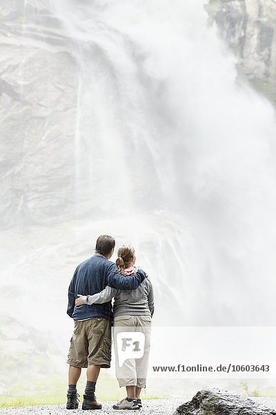 Ehepaar mit Blick auf Wasserfall