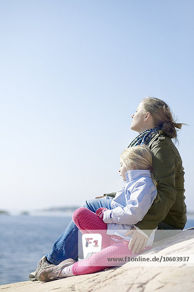 Mutter mit Tochter entspannt auf dem Meer
