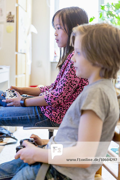 Junge und Mädchen spielen ein Videospiel