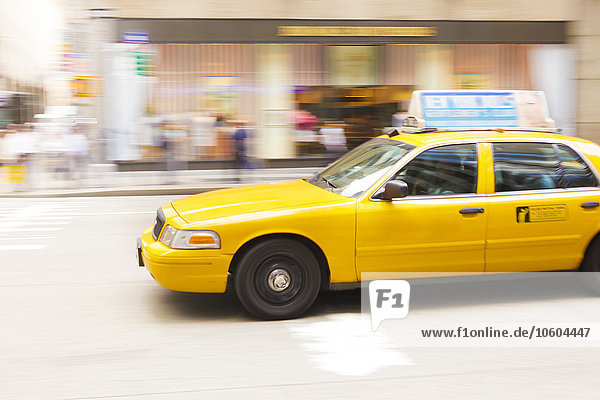 Gelbes Taxi auf der Straße