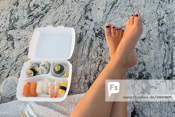 Sushi auf Felsen essen