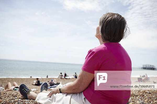 Ältere Frau entspannt am Strand