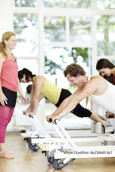 Menschen trainieren im Fitnessstudio