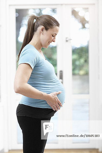 Lächelnde schwangere Frau