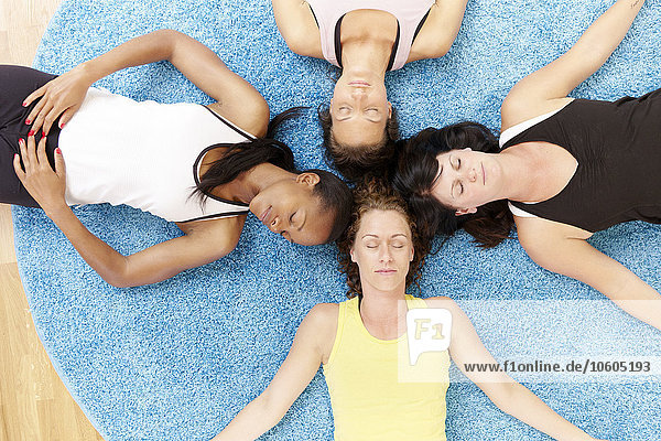 Frauen liegend im Fitnessstudio