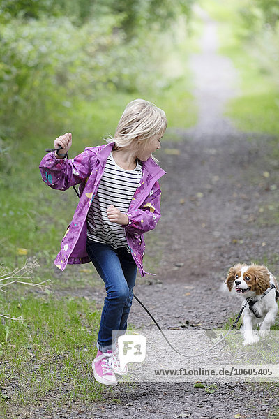 Mädchen geht mit Hund spazieren
