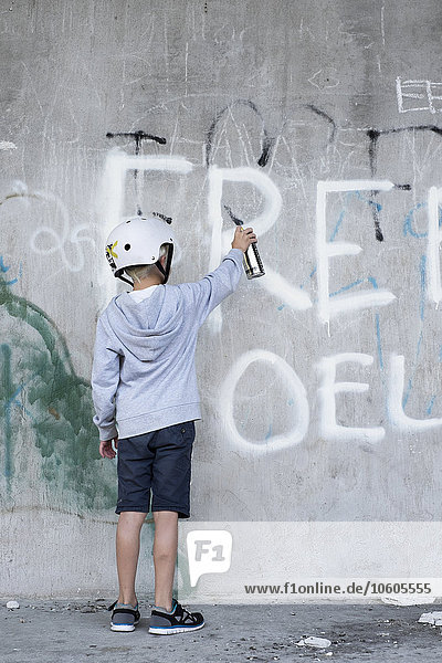 Junge malt an der Wand