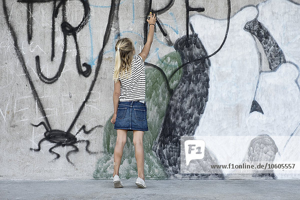 Mädchen malt an der Wand