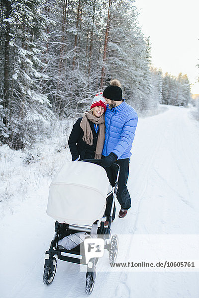 Ehepaar zu Fuß mit Kinderwagen