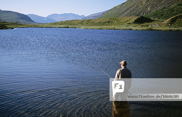 Mann beim Angeln im See  Blick von oben