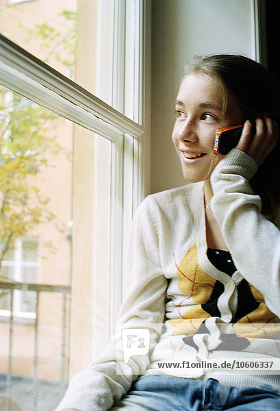Dreizehnjähriges Mädchen spricht in ihr Mobiltelefon  Stockholm  Schweden.