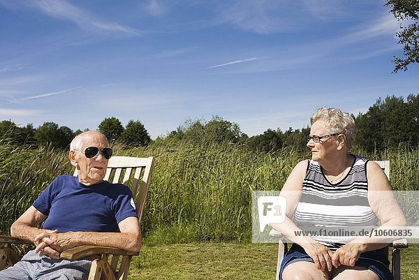 Ein altes Paar beim Sonnenbaden  Schweden.