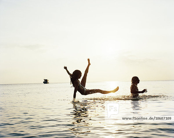Zwei Menschen haben Spaß im Meer  Thailand.