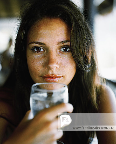 Eine junge Frau in einem Restaurant.
