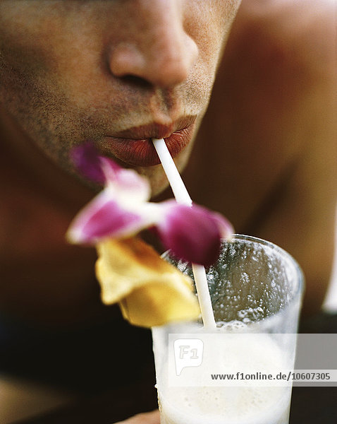 Ein Mann beim Trinken  Thailand.
